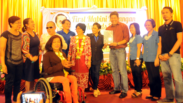 Batangas PIO Staff pose together with Gov. Recto, PWAG and NCDA representatives.